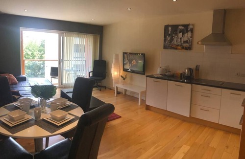 Hull Old Town Apartment | The Sawmill Glossy Sleek Peaceful City Centre oran