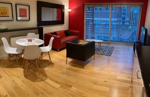 Hull Old Town Apartment | The Sawmill Glossy Sleek Peaceful City Centre red