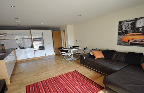 Hull Old Town Apartment | THE SAWMILL Glossy, Sleek, Peaceful City Centre ORANGE