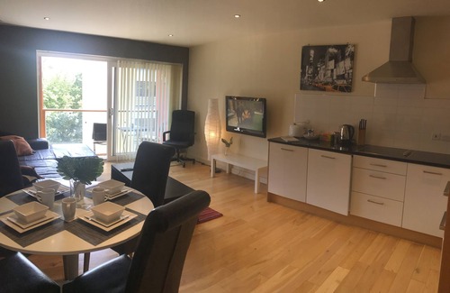 Hull Old Town Apartment | THE SAWMILL Glossy, Sleek, Peaceful City Centre ORANGE