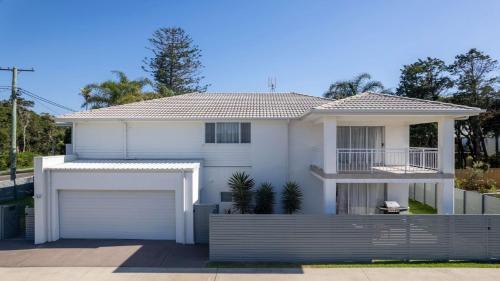 Noraville House | 'The Sea Shell' Brand New, Direct Beach Access