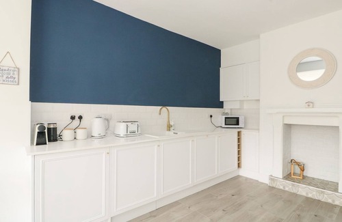 Sutton-on-Sea Cottage | THE SEASIDE RETREAT, pet friendly, with a garden in Sutton-On-Sea