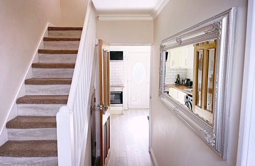 Oldham House | The Serene Stays - 3 Bed Home in Oldham Manchester