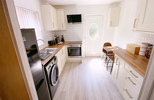 Oldham House | The Serene Stays - 3 Bed Home in Oldham Manchester
