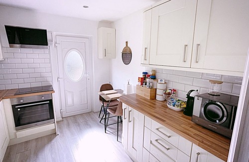 Oldham House | The Serene Stays - 3 Bed Home in Oldham Manchester