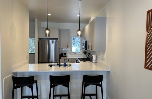 Alyeska House | The Seymour - Modern townhome with hot tub in Girdwood, AK