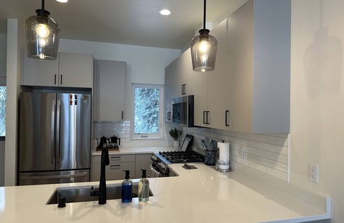 Alyeska House | The Seymour - Modern townhome with hot tub in Girdwood, AK