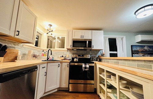 Silverton Cottage | The Shamrock Creekside Cottage- ONE BLOCK FROM DOWNTOWN & on the CREEK!