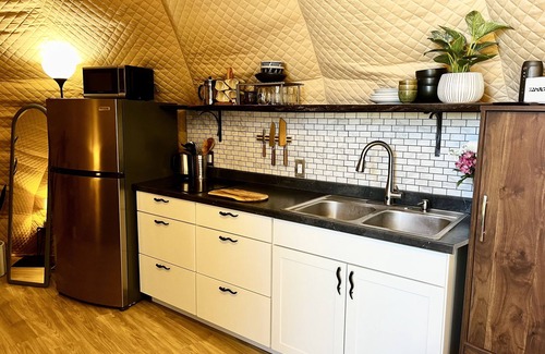 Alexander House | The Shell Dome ~Sauna ~Outdoor Shower ~Mtn Views ~Movie Projector ~Labyrinth