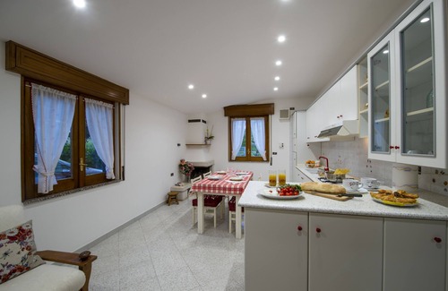 Bomerano House | The Shelter on the Trail
