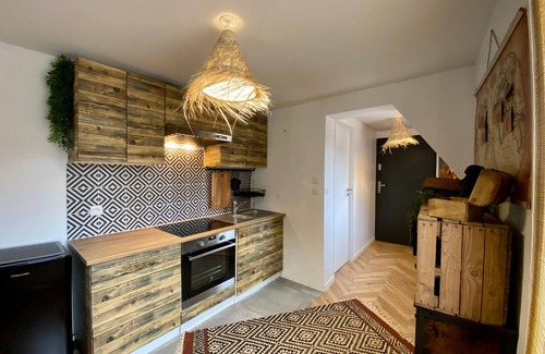 Villeneuve-sur-Yonne Apartment | THE SHIPPING Downtown - Netflix - BEST KEYS