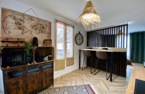 Villeneuve-sur-Yonne Apartment | THE SHIPPING Downtown - Netflix - BEST KEYS