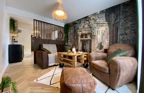 Villeneuve-sur-Yonne Apartment | THE SHIPPING Downtown - Netflix - BEST KEYS