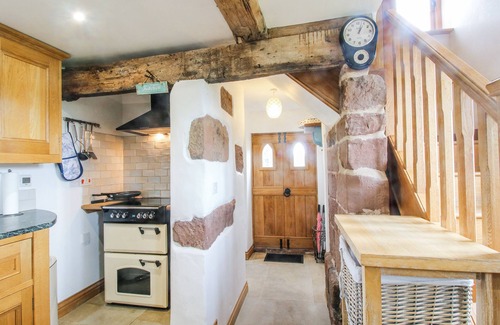 Sugnall House | THE SHOOTING FOLLY, romantic, with hot tub in Cheswardine