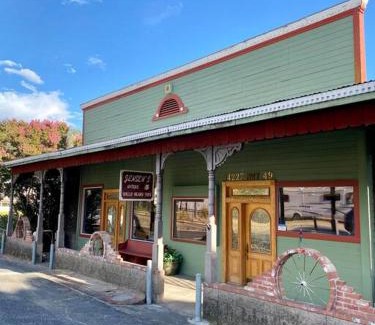 Sutter Creek Apartment | The Shopkeeper's Cottage ~ CHIC!