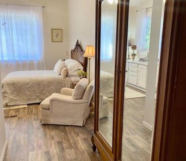 Sutter Creek Apartment | The Shopkeeper's Cottage ~ CHIC!