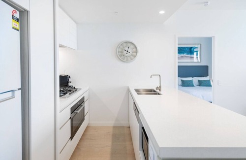 Broadbeach Apartment | The Signature - Brand New Ocean View 2BR Unit Parking/InfinityPool