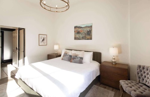 Bisbee Hotel | The Signature King with Mountain Views
