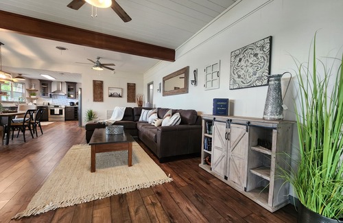 Silver Springs House | The Silver Springs Lakefront Cottage - with Canoe