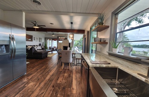 Silver Springs House | The Silver Springs Lakefront Cottage - with Canoe