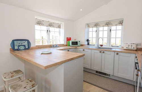 Tilney Fen End Cottage | THE SIR PETER SCOTT LIGHTHOUSE, pet friendly in Sutton Bridge