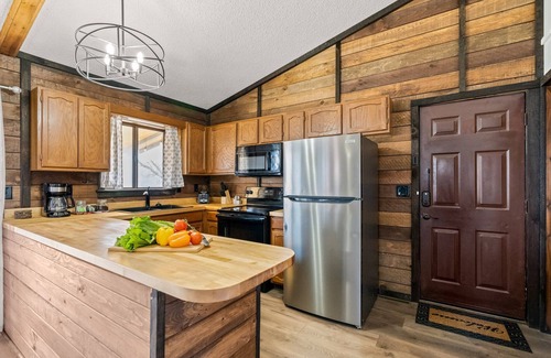 Waynesville Cabin | The Sirius Cabin|Mountain View|Fireplace|Deck|More
