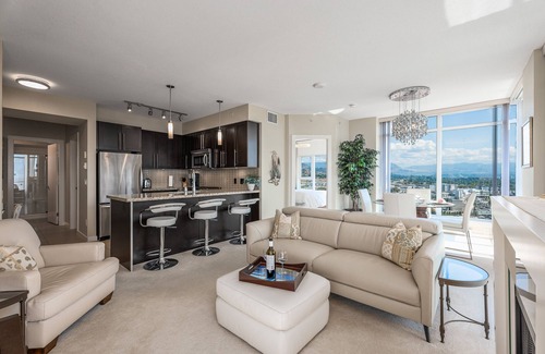 North End Condo | The Skye at Waterscapes Kelowna Luxurious Lake View Condo