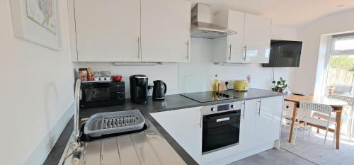 Etchinghill Apartment | The Snug - for Eurotunnel, North Downs Way & Golfing