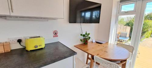 Etchinghill Apartment | The Snug - for Eurotunnel, North Downs Way & Golfing