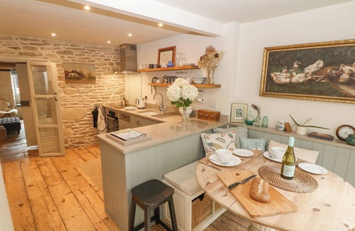 Minchinhampton Cottage | THE SNUG NO 35 WEST END, pet friendly in Minchinhampton