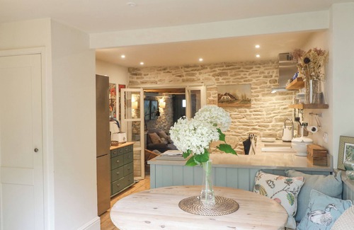 Minchinhampton Cottage | THE SNUG NO 35 WEST END, pet friendly in Minchinhampton