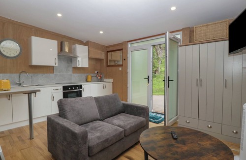 St. Brides Netherwent Cottage | THE SNUG, pet friendly, with a garden in Caerwent