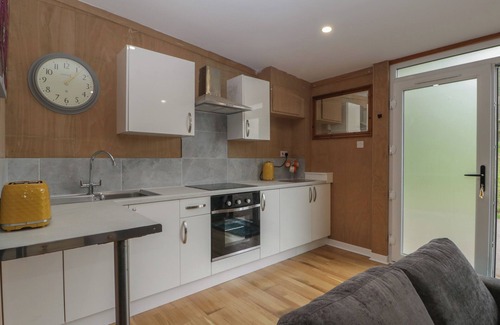 St. Brides Netherwent Cottage | THE SNUG, pet friendly, with a garden in Caerwent
