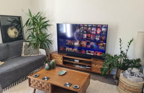 Topsham Apartment | The Snuggery-Hot Tub-Parking-Eco