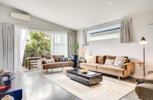 Tauranga House | The Solitude - Comfort at its Best by Carmichael Reserve in Tauranga