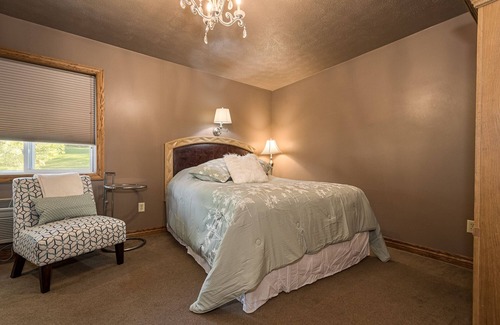 Farmington Hotel | The Sophia Gallatin | Jacuzzi Tub Historic Inn Room