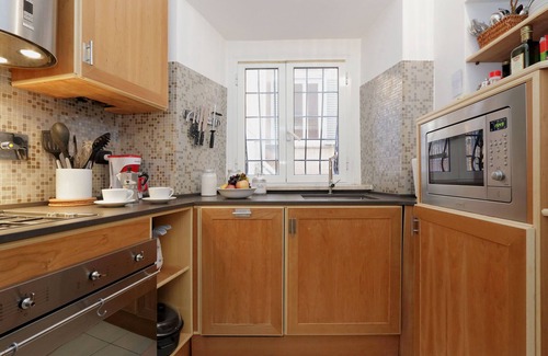 Rione III Colonna Apartment | The Spanish Steps Apartment on Via della Mercede - Free airport pickup!
