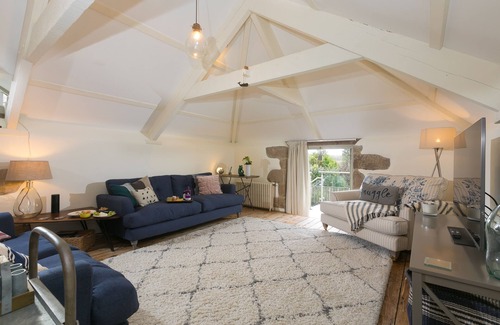 Saint Columb Major House | The Stable Loft – Hot Tub - Outside Space – On-Site Parking for Three Cars
