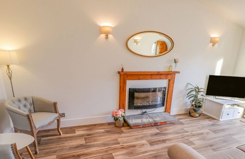 Lincoln House | THE STABLES, family friendly, with a garden in Metheringham