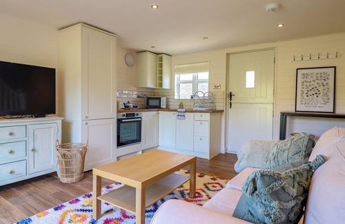 Mold Cottage | THE STABLES, pet friendly, with a garden in Tafarn-Y-Gelyn