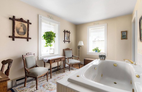 Cedarburg Bed & Breakfast | The Stagecoach Inn Bed & Breakfast and Five20 Social Stop