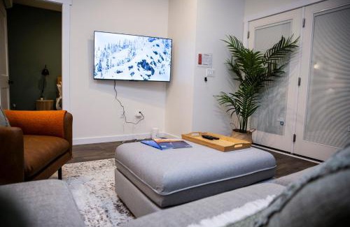Revelstoke Apartment | The Stellar Condo - Cozy 2 Bedroom with Hot Tub
