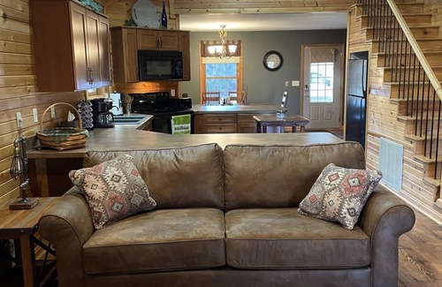 Stoutsville Cabin | “The Stoutsville Cabin” offers you a peaceful and secluded getaway!