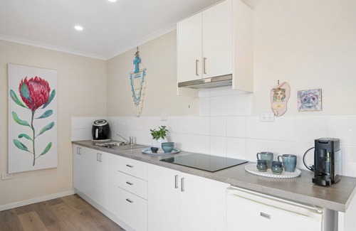 Quorrobolong Apartment | The Studio Retreat perfect for a quiet romantic break. Pet friendly, hot tub.