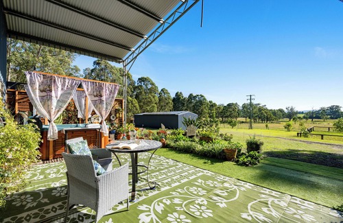Quorrobolong Apartment | The Studio Retreat perfect for a quiet romantic break. Pet friendly, hot tub.