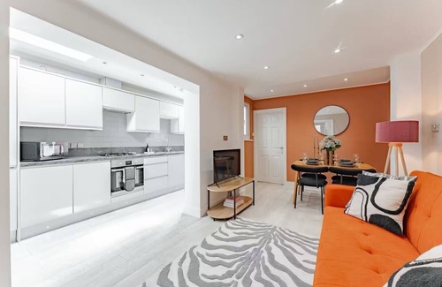 Leyton Apartment | The Stylish Shamrock City Escape | Garden | 10 minutes from Westfield Stratford
