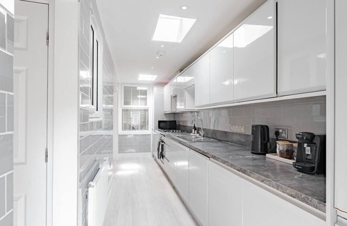 Leyton Apartment | The Stylish Shamrock City Escape | Garden | 10 minutes from Westfield Stratford