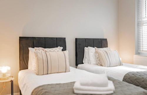 Leyton Apartment | The Stylish Shamrock London Escape - Modern and Airy Apartment with Garden