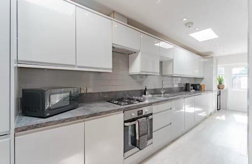Leyton Apartment | The Stylish Shamrock London Escape - Modern and Airy Apartment with Garden