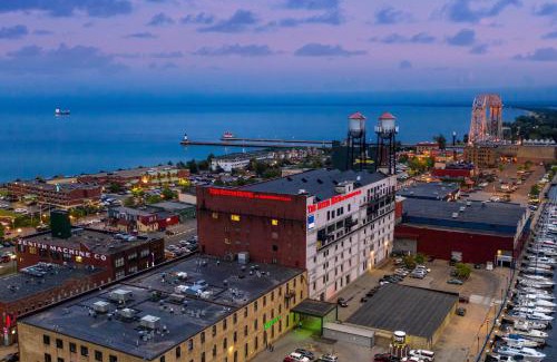 Canal Park Hotel | The Suites Hotel at Waterfront Plaza